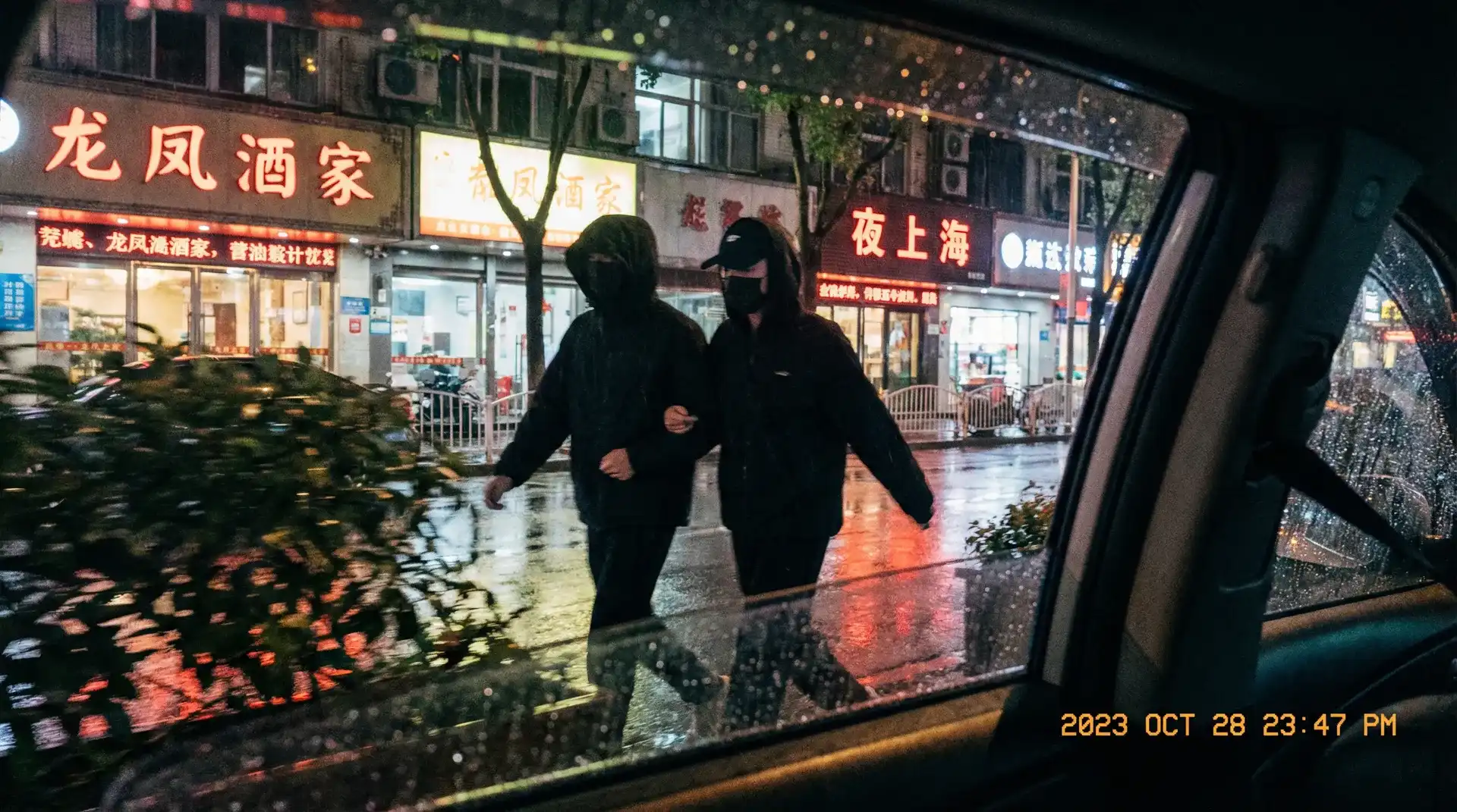 每日黑料_每日黑料深度揭秘 | 自媒体视角每日黑料精选 - 顶流明星深夜密会现场抓拍照片